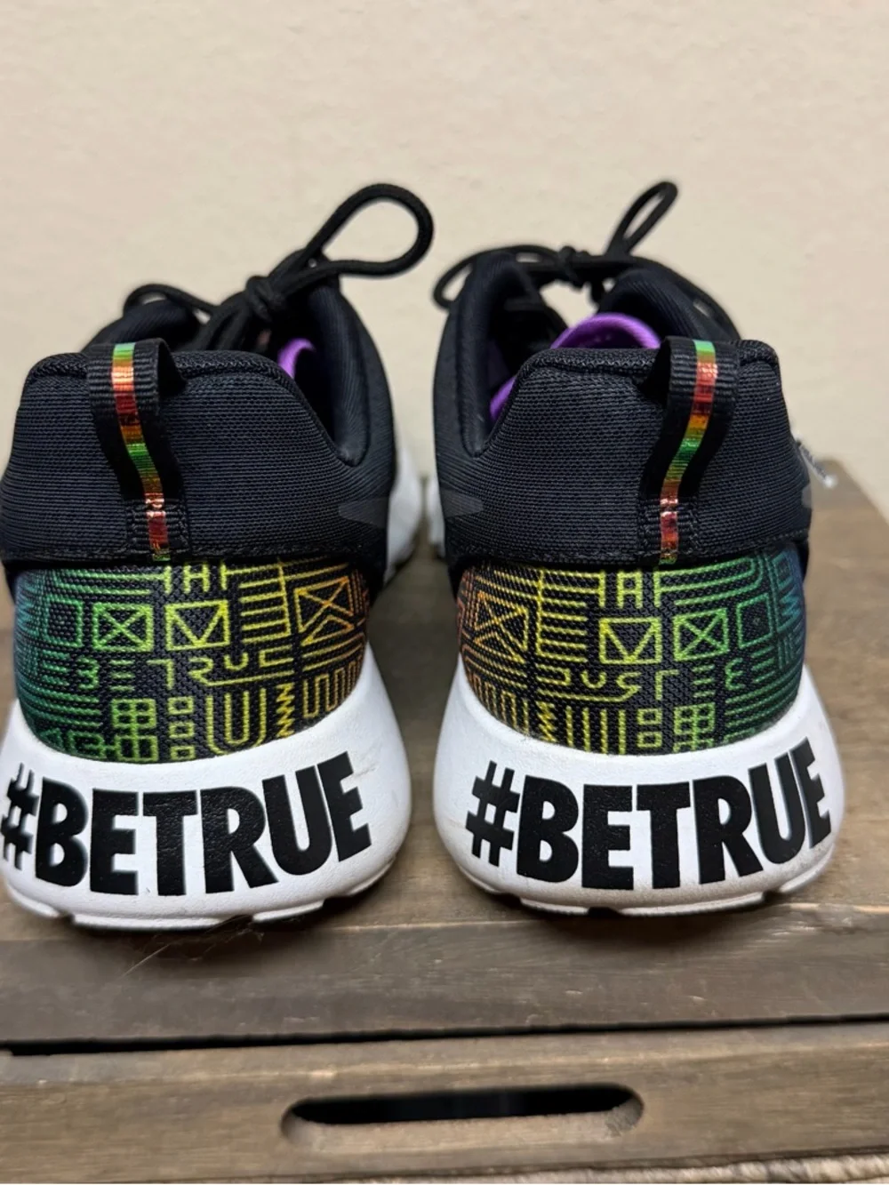 Nike Roshe One #BETRUE sneakers mens 7 womens 8.5